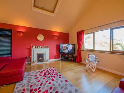 SECONDARY LOUNGE/ DINING ROOM